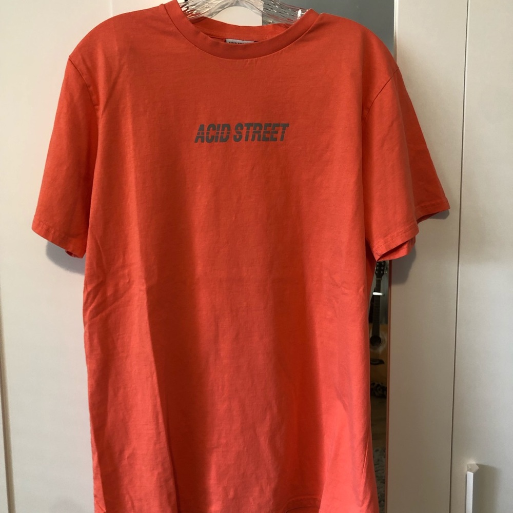 Living coral reflective logo